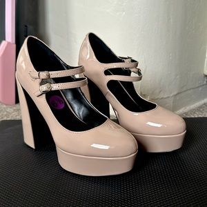 NWT Guess platform heels